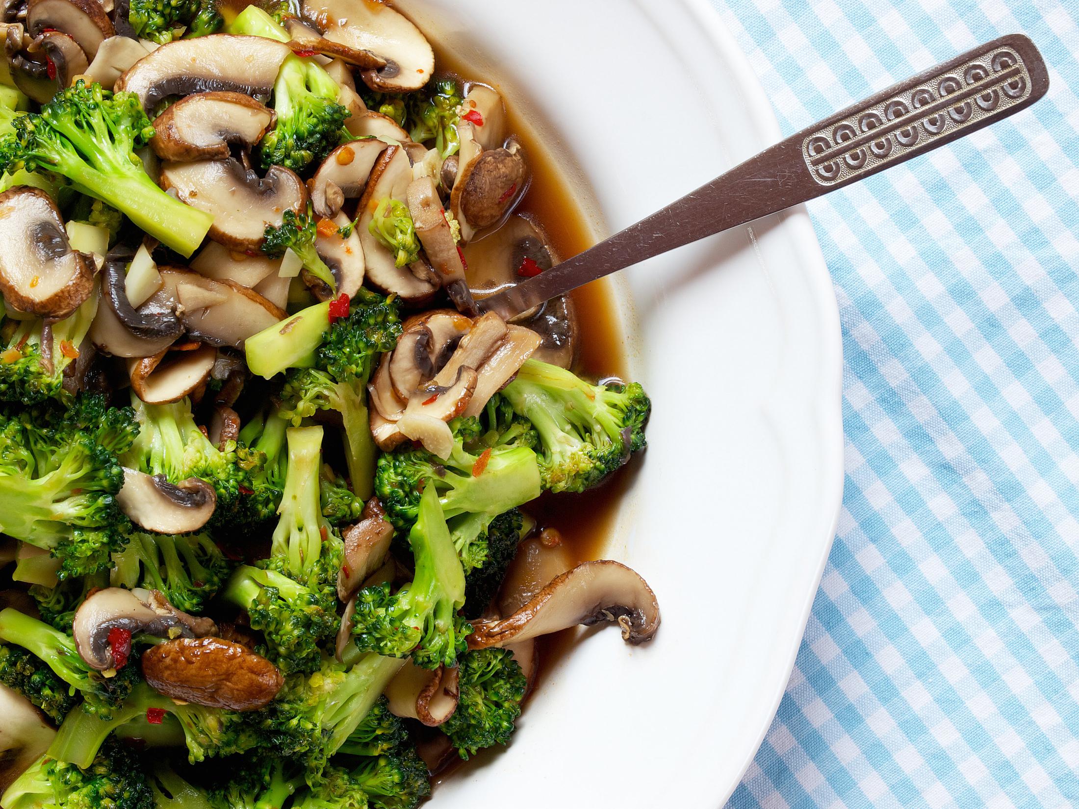 Broccoli und Champignons Pfanne | eat vegan rocks!