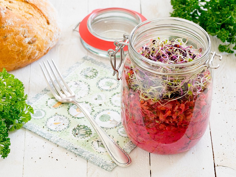 Geriebener Kohlrabi Salat mit Rote Bete, Karotte, Gurke und Sprossen ...